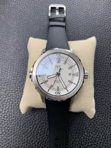 The classic color scheme of the 44 series of the Universal Ocean Chronometer The classic color scheme of the 44 series of the Universal Ocean Chronometer