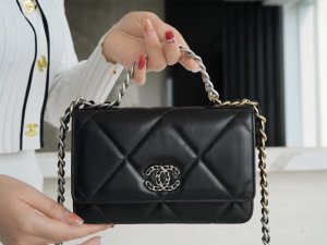 CHANEL 19 MINI CLUTCH CHANEL 19 MINI CLUTCH