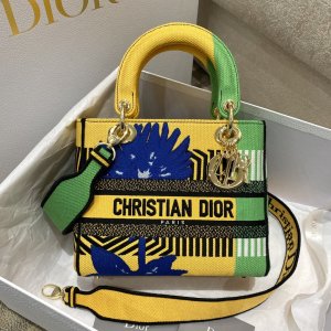 Dior M0565 Medium Lady D-Life Bag Dior M0565 Medium Lady D-Life Bag
