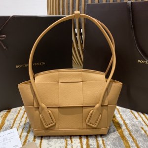 BOTTEGA VENETA MEDIUM ARCO 33 BAG IN LYCHEE GRAIN caramel BOTTEGA VENETA MEDIUM ARCO 33 BAG IN LYCHEE GRAIN caramel