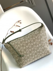 LOEWE HANDBAG Embroidered white flowers on a green background LOEWE HANDBAG Embroidered white flowers on a green background