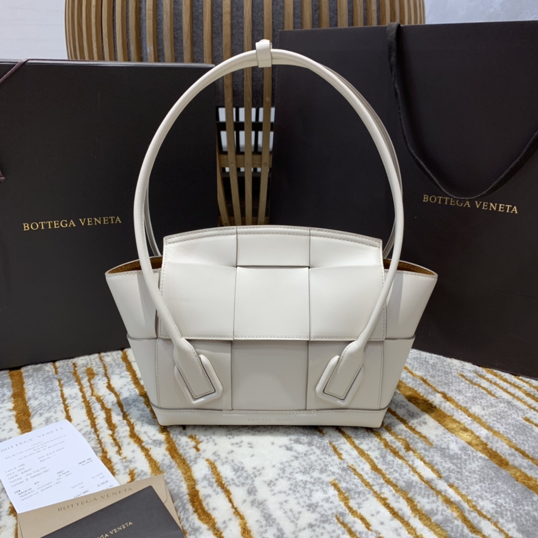 Bottega Veneta Medium Arco 33 Bag in plain white Bottega Veneta Medium Arco 33 Bag in plain white