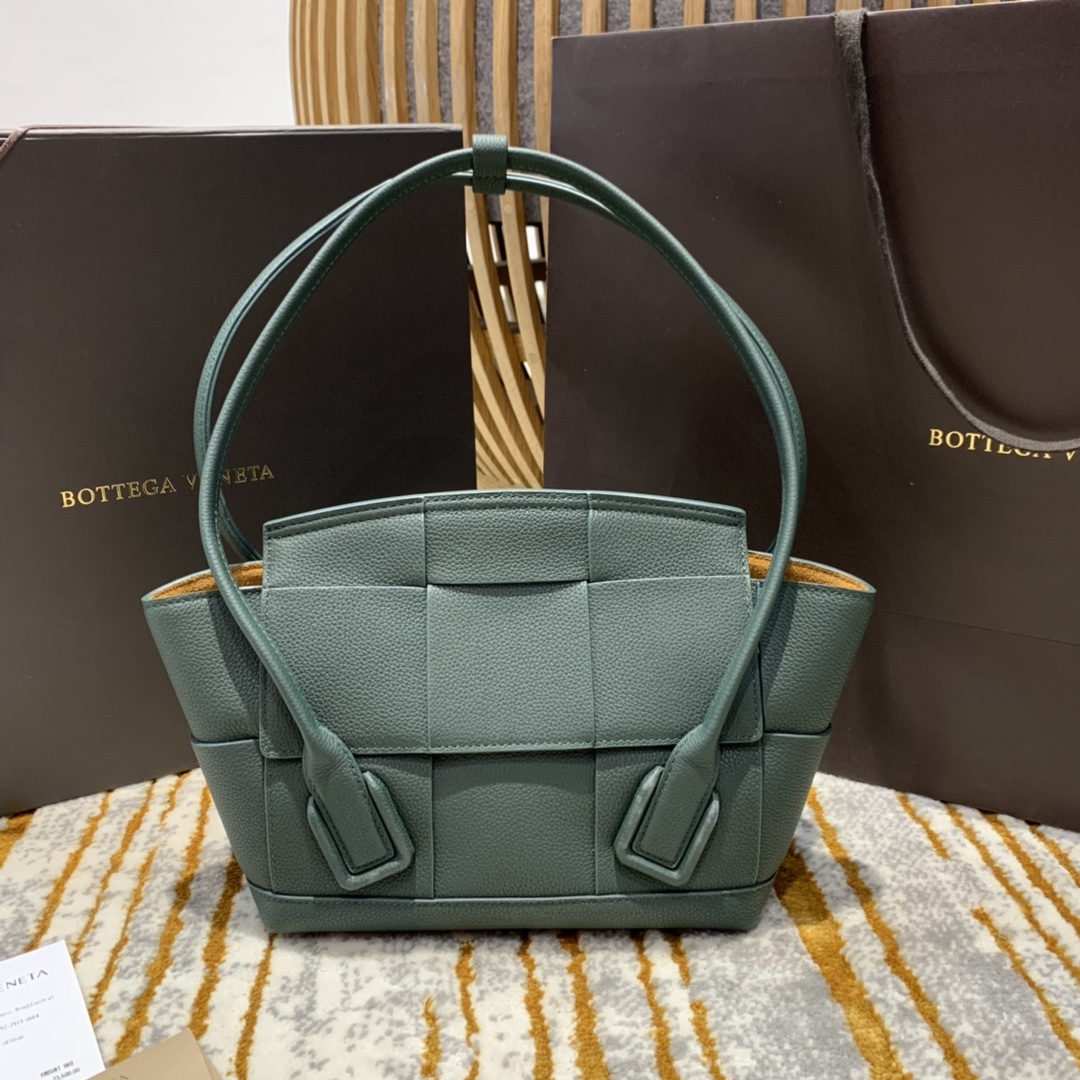 BOTTEGA VENETA MEDIUM ARCO 33 BAG IN LYCHEE GRAIN GREEN BOTTEGA VENETA MEDIUM ARCO 33 BAG IN LYCHEE GRAIN GREEN