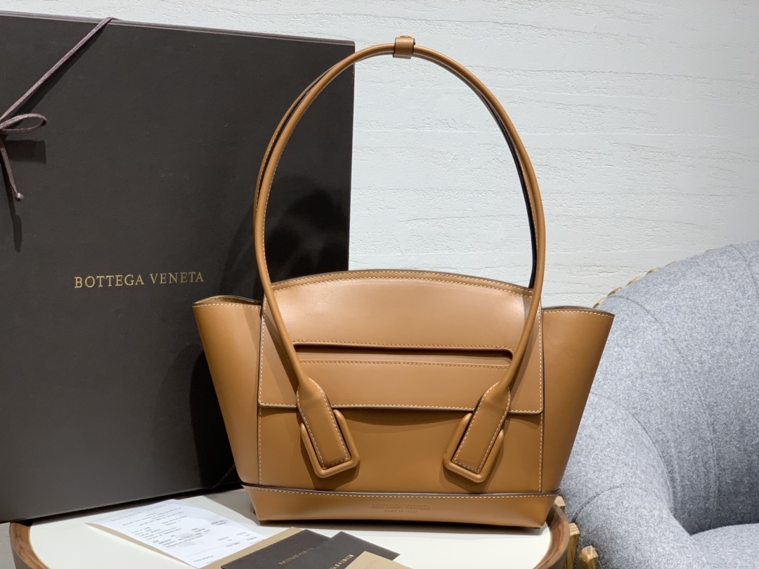 BOTTEGA VENETA ARCO 33 BAG plain in caramel BOTTEGA VENETA ARCO 33 BAG plain in caramel
