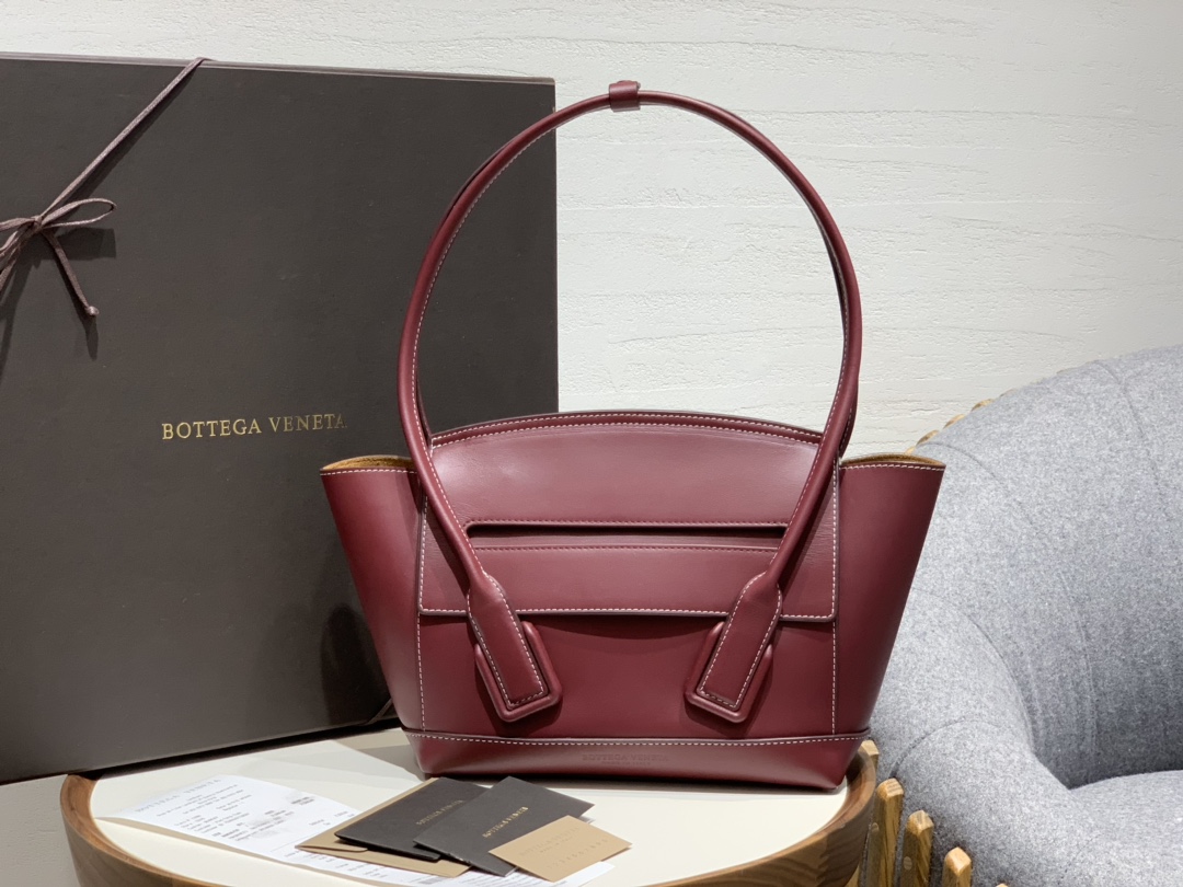 BOTTEGA VENETA ARCO 33 BAG PLAIN IN RED BOTTEGA VENETA ARCO 33 BAG PLAIN IN RED
