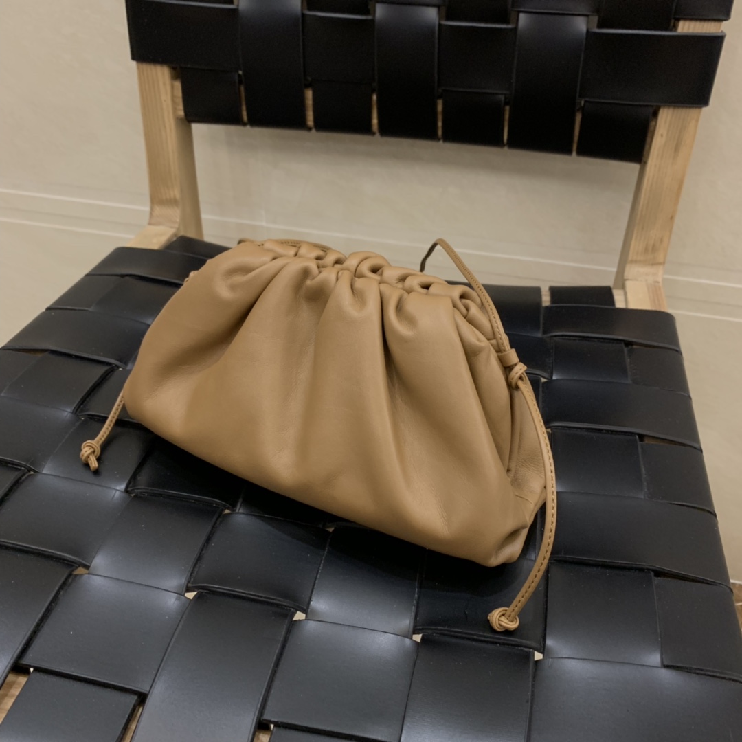 BOTTEGA VENETA THE POUCH 20 khaki BOTTEGA VENETA THE POUCH 20 khaki