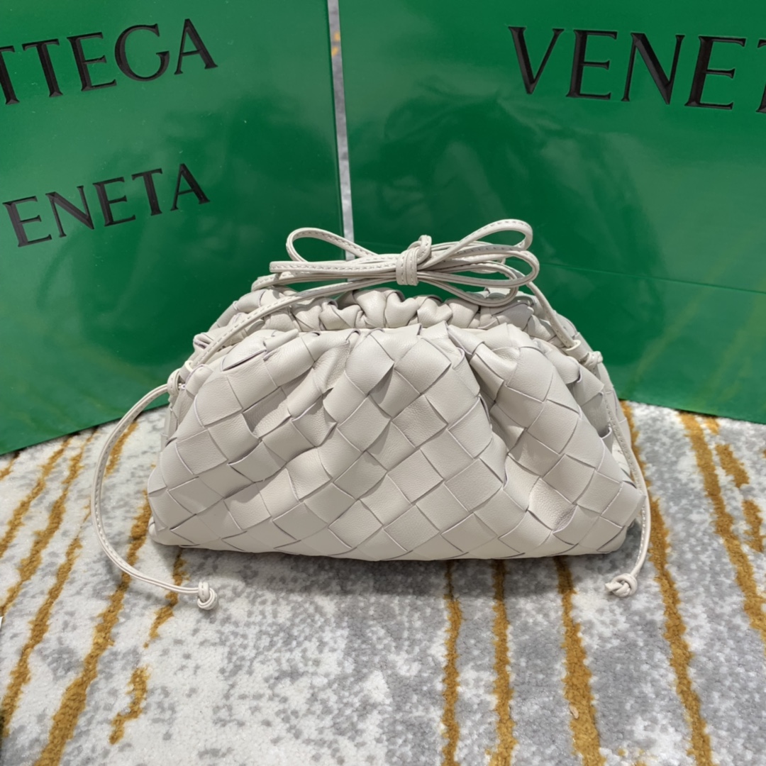 BOTTEGA VENETA THE POUCH 40 WOVEN white BOTTEGA VENETA THE POUCH 40 WOVEN white