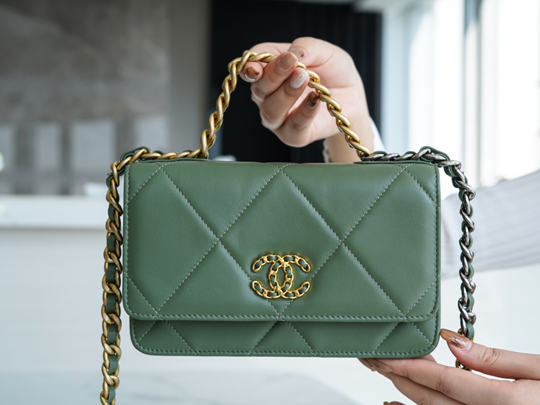 CHANEL 19 MINI CLUTCH CHANEL 19 MINI CLUTCH