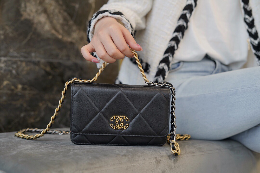 CHANEL 19 MINI CLUTCH CHANEL 19 MINI CLUTCH