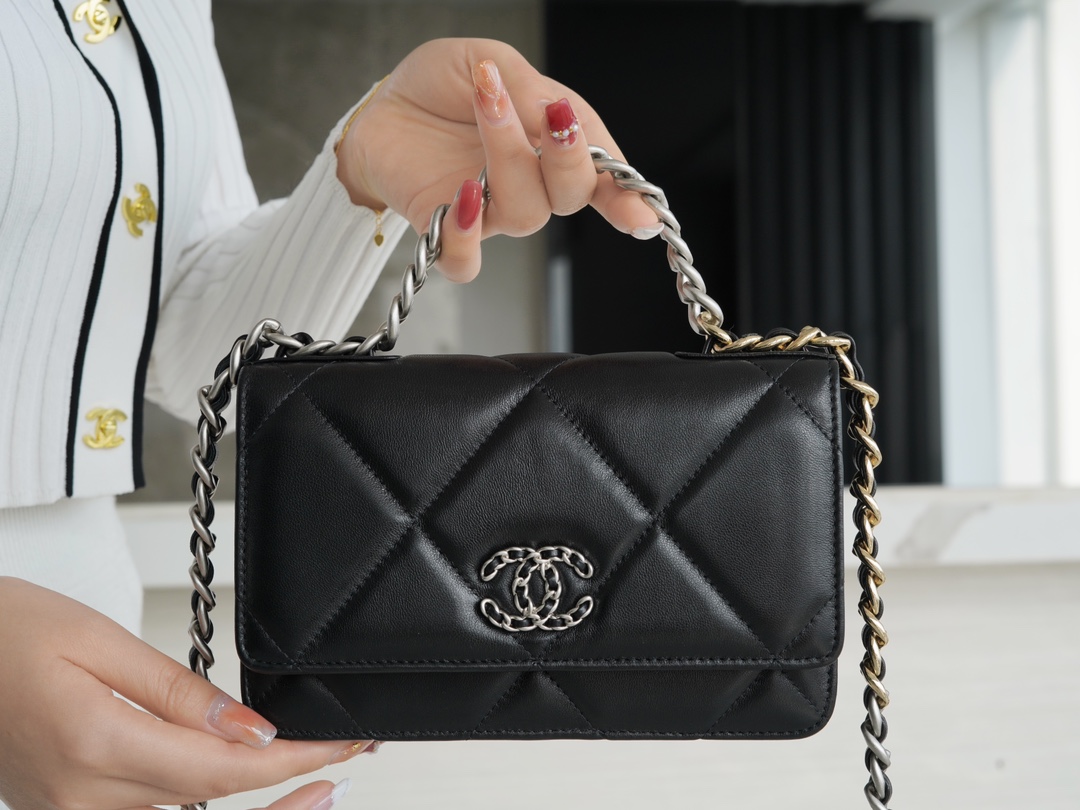 CHANEL 19 MINI CLUTCH CHANEL 19 MINI CLUTCH