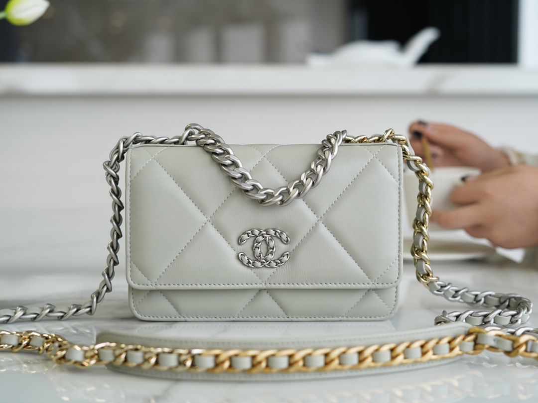 CHANEL 19 MINI CLUTCH CHANEL 19 MINI CLUTCH