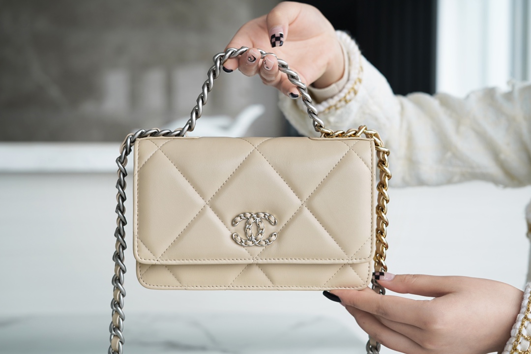 CHANEL 19 MINI CLUTCH CHANEL 19 MINI CLUTCH