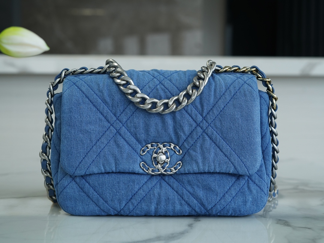 CHANEL Crossbody Bag Blue CHANEL Crossbody Bag Blue