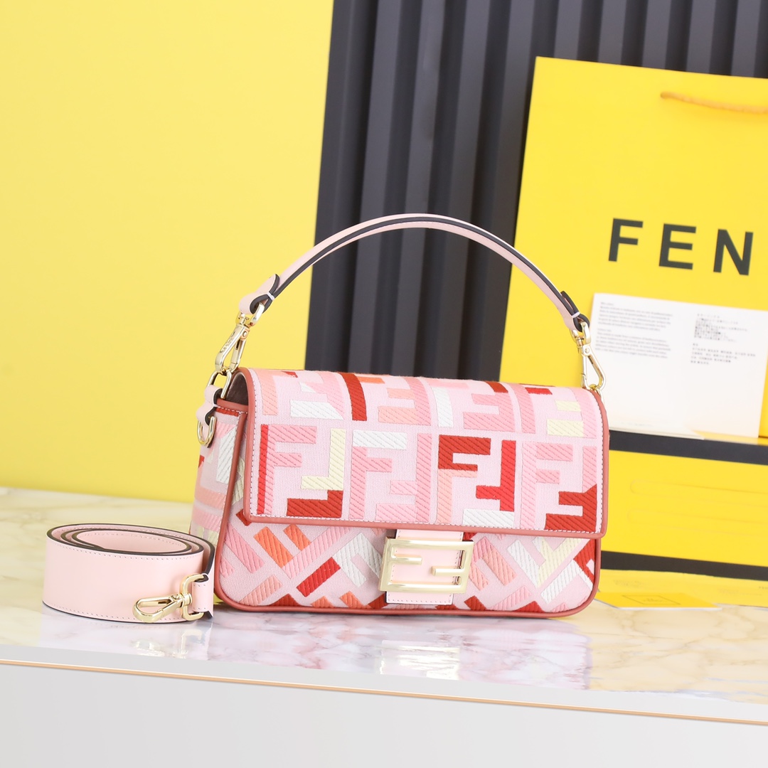 FENDI HANDBAG Red and White Patchwork FENDI HANDBAG Red and White Patchwork