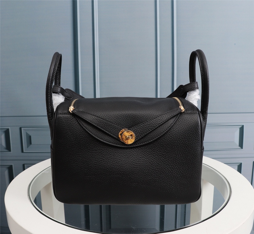 HERMES HANDBAG LINDY black HERMES HANDBAG LINDY black