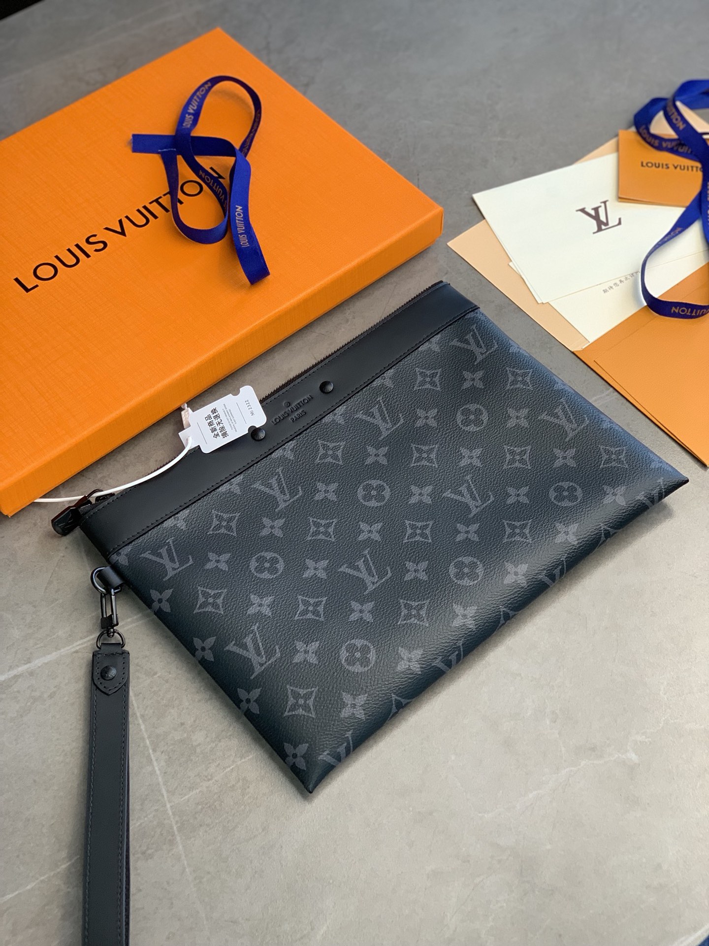 Louis Vuitton LV Pochette Voyage MM Louis Vuitton LV Pochette Voyage MM
