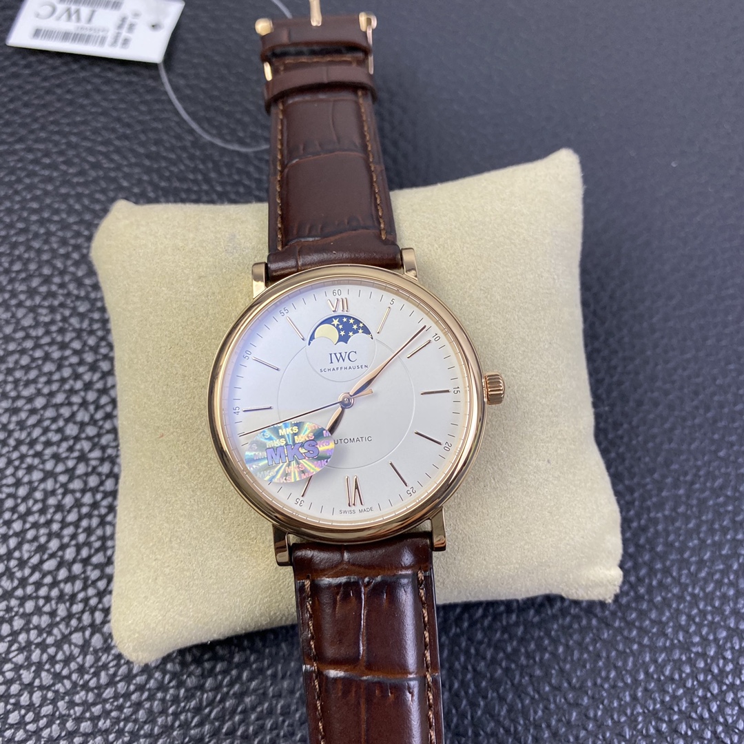 Universal Watch Berto Fino 40 Series Lunar Phase Automatic Watch Universal Watch Berto Fino 40 Series Lunar Phase Automatic Watch