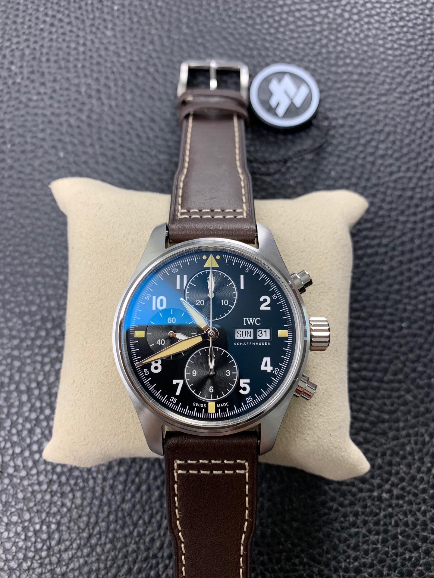 The 41 series IW387903 wristwatch for pilots from all over the world The 41 series IW387903 wristwatch for pilots from all over the world