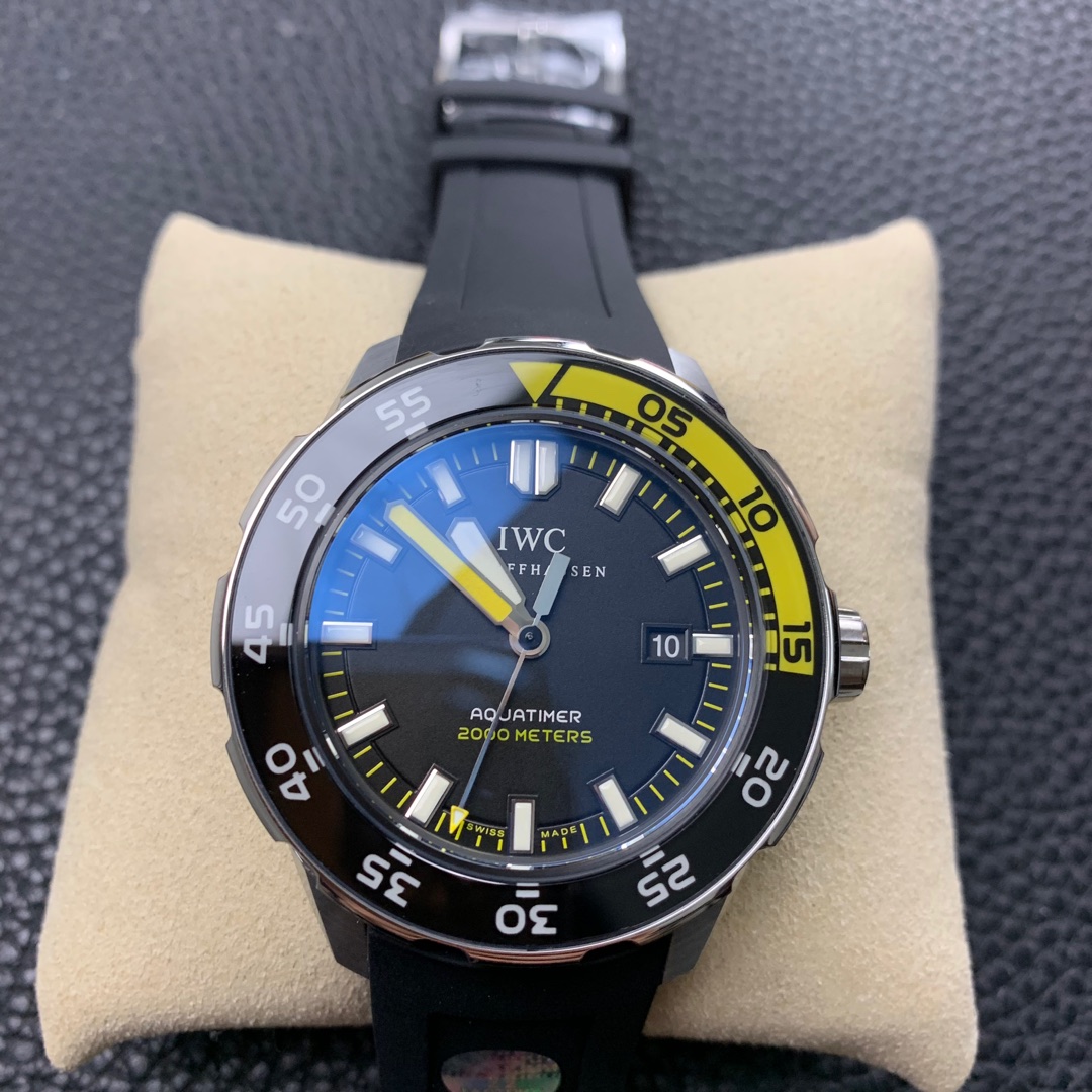 The classic color scheme of the 44 series of the Universal Ocean Chronometer The classic color scheme of the 44 series of the Universal Ocean Chronometer