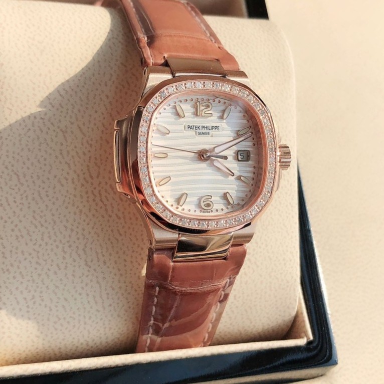Patek Philippe Nautilus 7010R Quartz Gold Watch Patek Philippe Nautilus 7010R Quartz Gold Watch