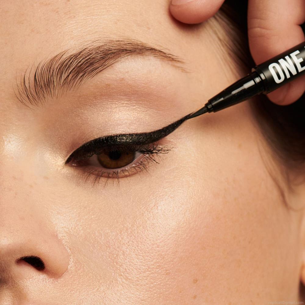 Delineador em Caneta Líquido Inglot One Move Preto 0,55 ml Delineador em Caneta Líquido Inglot One Move Preto 0,55 ml