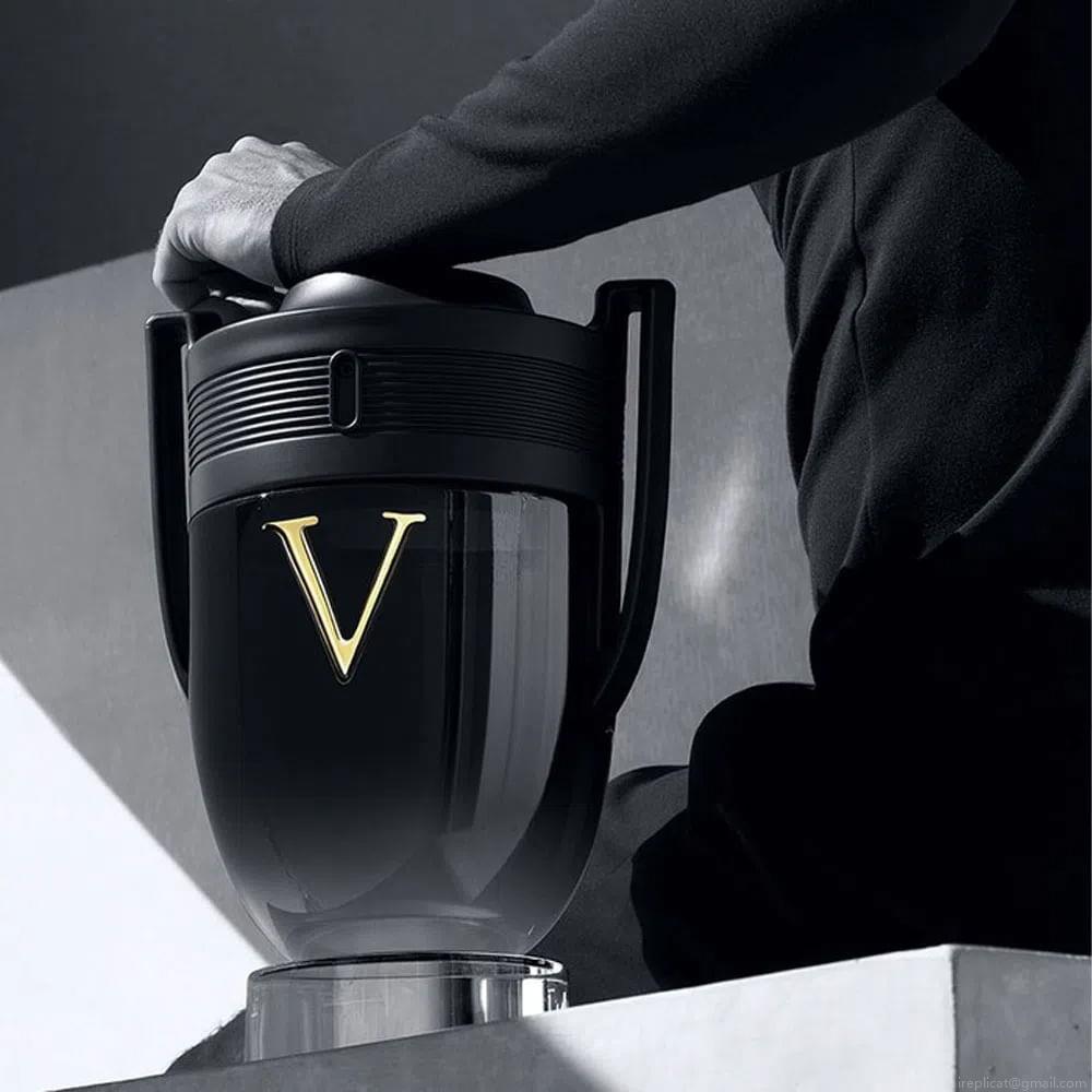 Kit Perfume Paco Rabanne Invictus Victory Masculino Eau de Parfum 100 ml + Gel de Banho 100 ml Kit Perfume Paco Rabanne Invictus Victory Masculino Eau de Parfum 100 ml + Gel de Banho 100 ml