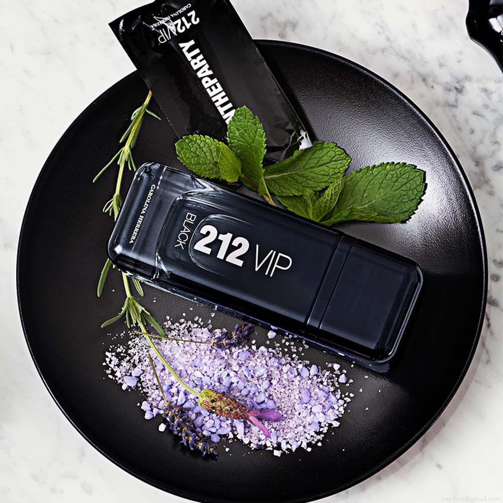 Perfume Carolina Herrera 212 Vip Men Black Masculino Eau de Parfum 50 ml Perfume Carolina Herrera 212 Vip Men Black Masculino Eau de Parfum 50 ml