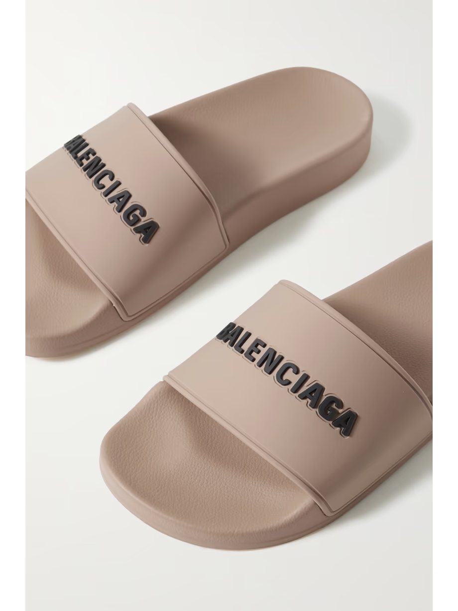 Piscine logo-embossed rubber slides Piscine logo-embossed rubber slides