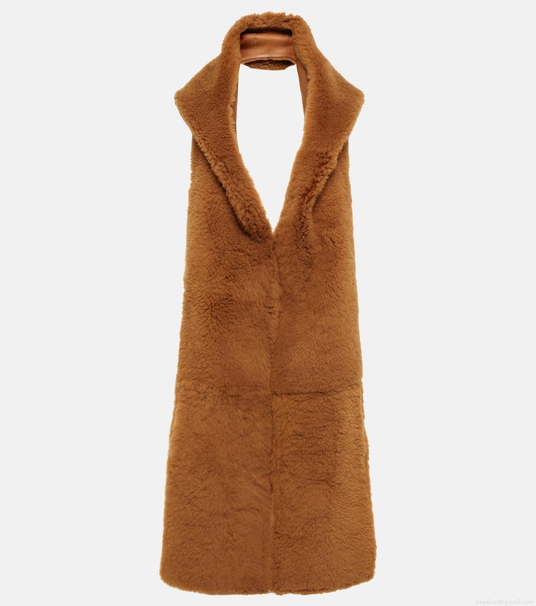 Loro PianaHooded shearling scarf Loro PianaHooded shearling scarf